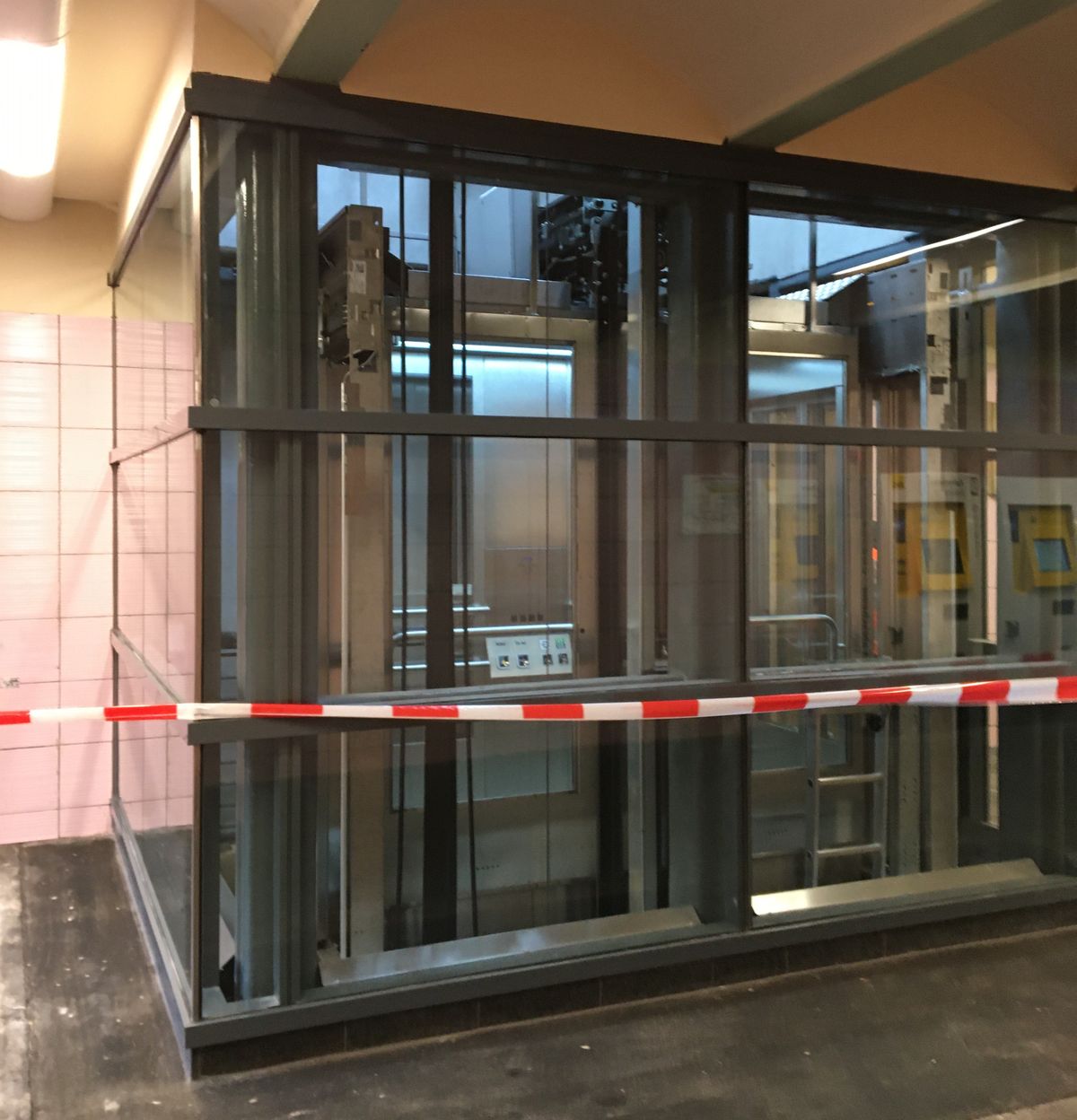 Aufzug in Bahnsteigebene