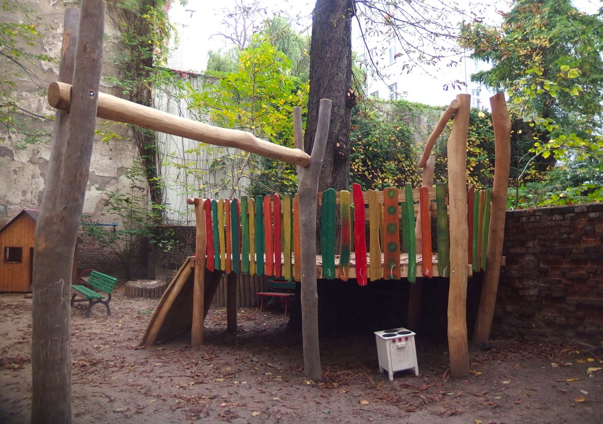 Baumhaus mit Schaukel